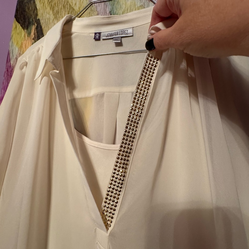 Jennifer Lopez Elegant Cream Blouse - Picture 2 of 5